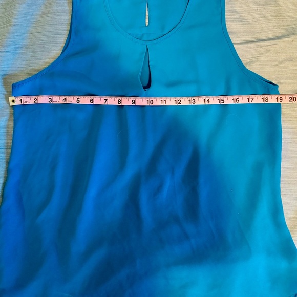 Teal blouse with teal and black highlights on a white skirt. - Picture 5 of 15